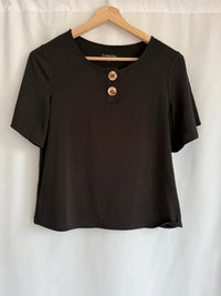 T-shirt Camaïeu - M - Noir - avec boutons dorés